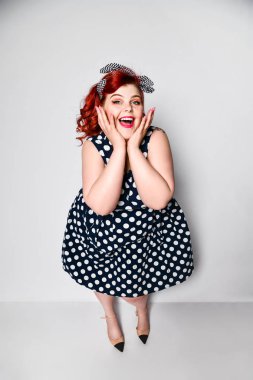 Kadın portreni sabitle. Güzel Retro kadın Polka kırmızı dudaklar ve manikür çivi ve eski moda saç modeli ile elbise nokta