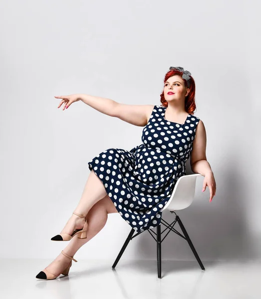 Zoek een vrouwelijk portret. Mooie retro dikke vrouw in polka dot jurk met rode lippen en old-style kapsel — Stockfoto