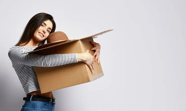 Νεαρή γυναίκα κρατώντας κουτί με τα πράγματα. — Φωτογραφία Αρχείου