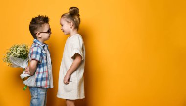 Arkasında çiçek tutan adam onu bekleyen sevgilisine sürpriz yapmaya çalışıyor..