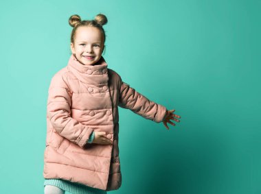 Yay kürklü şirin küçük kız iki avuç içi boş yer açmak için elini yana uzatıyor..