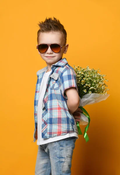 Roztomilý chlapeček drží kytici květin. — Stock fotografie