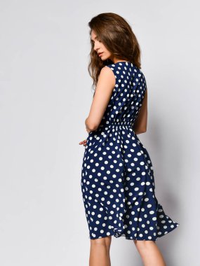 Moda Mağazasında Polka nokta Elbise Kadın - Bir midi yaz elbise bir giysi dükkanında kız Portresi