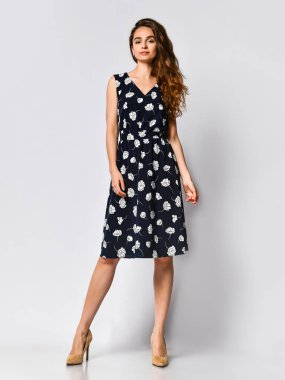 Moda Mağazasında Uzun Çiçekli Elbise Giyen Kadın - Maksimum yazlık elbise mağazasında bir kızın portresi