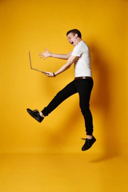 Bilgisayarlı zıplayan öğrenci