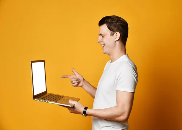 Joven con el ordenador portátil — Foto de Stock