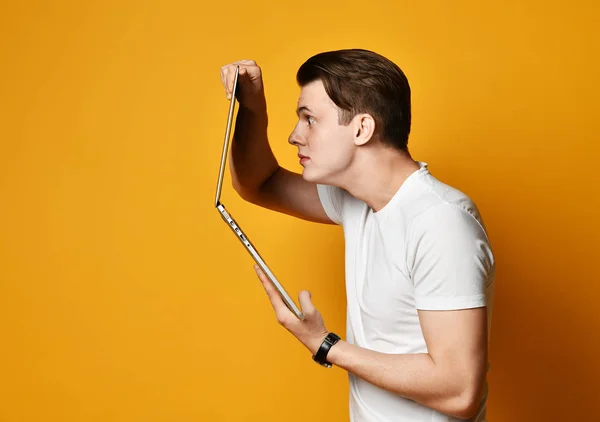 Joven con el ordenador portátil —  Fotos de Stock