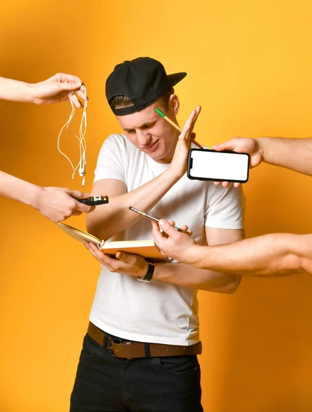 Prepararsi per gli esami a scuola, college nel modo tradizionale leggendo un libro. — Foto Stock