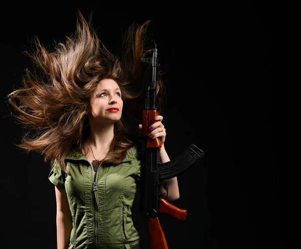 Mujer sosteniendo pistola —  Fotos de Stock