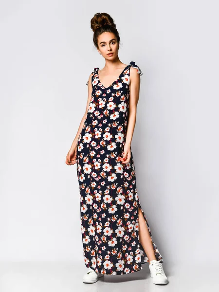 장롱 플 로럴 드레스를 입은 여인 - 만 시국의 여름옷을 입은 옷 가게에서 만난 소녀의 모습 — 스톡 사진