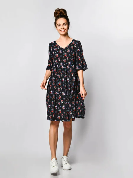 Woman in Long Floral Dress in Fashion Store - Retrato de menina em uma loja de roupas em um vestido de verão maxi — Fotografia de Stock