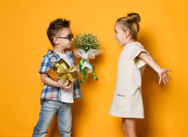 Küçük bir çocuk bir buket papatyalardan bir kız kız arkadaşına verir. Kız sunmak ve kollarını ona sarılmaya geniş yaymak mutludur. Dostluk, kavga, tarih kavramı