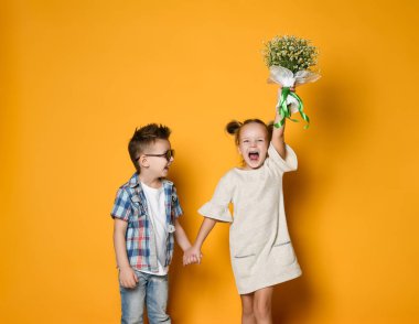 küçük kız arkadaşı ndan papatyabir buket almak için mutlu. O elinden arkadaşı tutar ve hooray çığlıkları, elinde buket tutarak! Dostluk kavramı, ilişkiler.