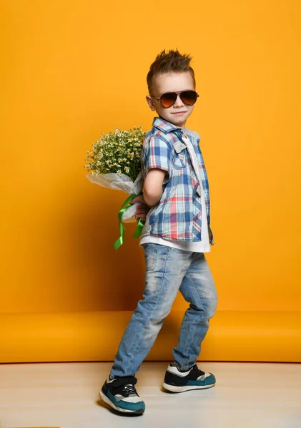 Cute little boy gospodarstwa bukiet kwiatów. — Zdjęcie stockowe