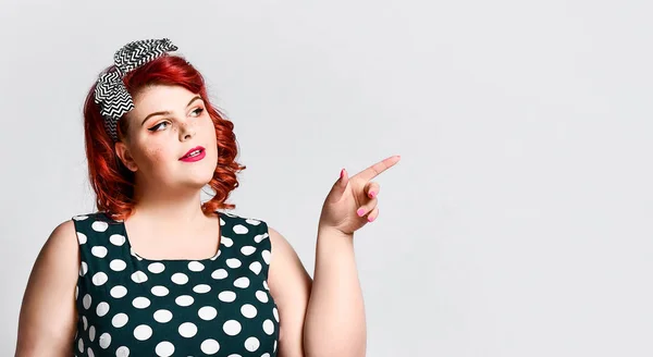 Zoek een vrouwelijk portret. Mooie retro dikke vrouw in polka dot jurk met rode lippen en old-style kapsel — Stockfoto