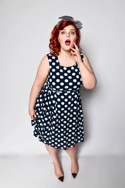 Pin-up redhead vrouw portret. Mooie retro vrouw in polka dot jurk met rode lippen en manicure nagels en oude mode kapsel — Stockfoto