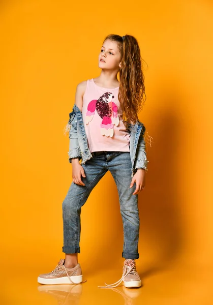 Портрет маленької красивої стильної дівчинки в джинсах — стокове фото