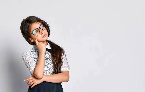 Meisje schattig schoolmeisje in uniform — Stockfoto