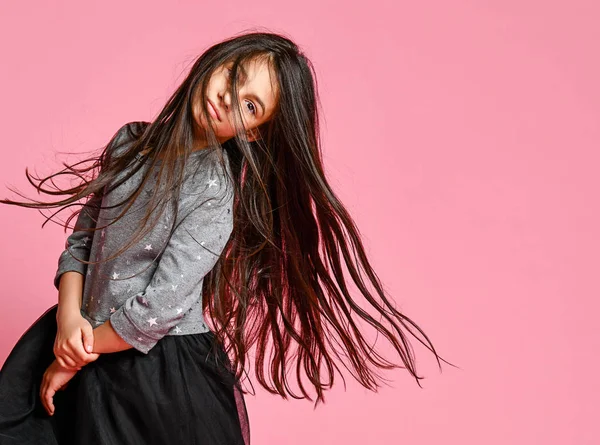 Bella giovane donna con lunghi capelli neri — Foto Stock