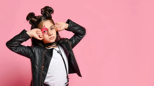 Mujer sensual de moda sexy bastante joven posando sobre fondo blanco de pared vestida con un traje de vaqueros de estilo hipster, chica rubia de moda con estilo hipster en ropas negros.Fondo blanco, no aislado — Foto de Stock