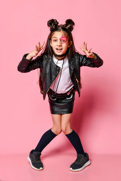 Verrast jong meisje op roze — Stockfoto