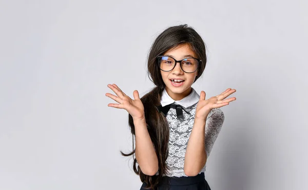 Emocionado chica confundida feliz escuela chica en blusa blanca y gafas . — Foto de Stock