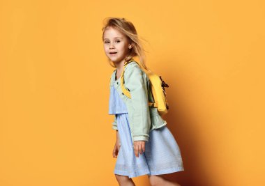 Şık bir elbise ve kot sevimli küçük çocuk kız tam uzunlukta portre.