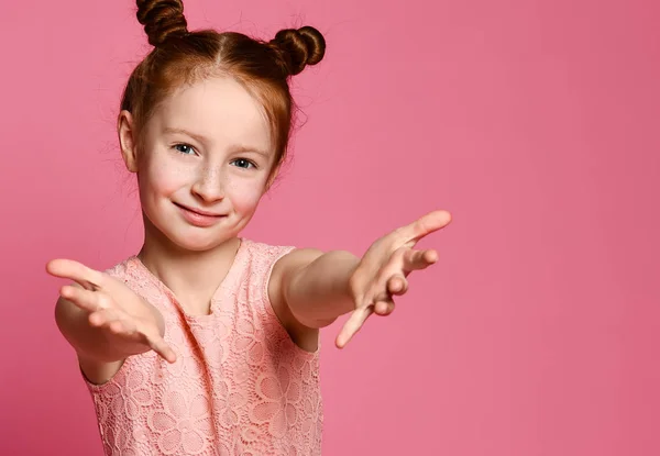 Studio shot van een vriendelijke schattige roodharige meisje trekken handen naar — Stockfoto