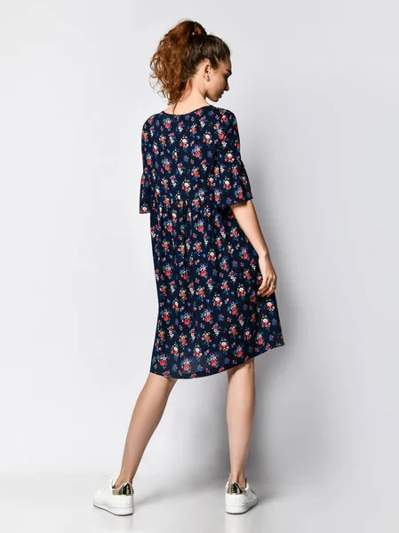 Mujer en vestido largo floral en tienda de moda - Retrato de niña en una tienda de ropa en un maxi vestido de verano —  Fotos de Stock