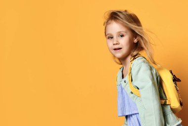 Şık bir elbise ve kot sevimli küçük çocuk kız tam uzunlukta portre.