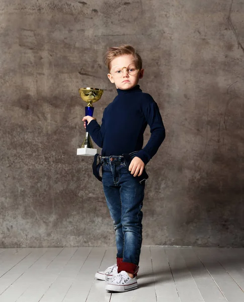 Маленький хлопчик відзначає свій золотий трофей — стокове фото