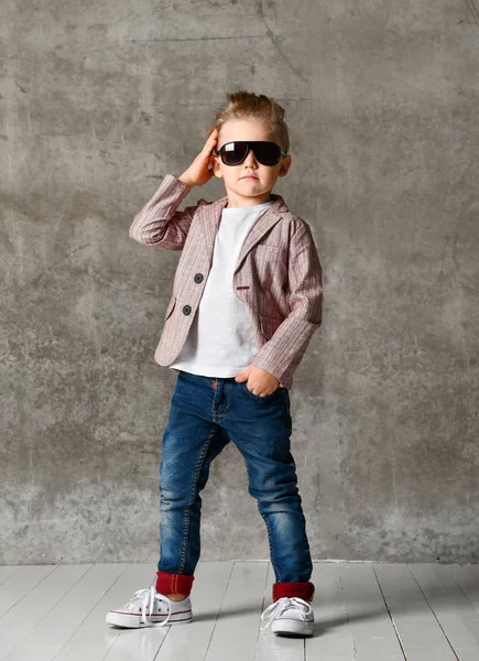 Imagem de animada criança menino alegre de pé isolado sobre parede de concreto. — Fotografia de Stock
