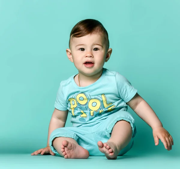 Liten söt baby i blå t-shirt isolerad — Stockfoto