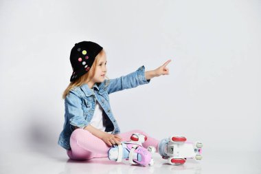 kız mavi bir kot ve kap içinde silindirler üzerinde oturur ve gülümsüyor. Çocuklar için yaz sporları.