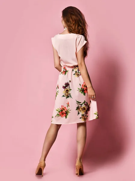 Mujer de vuelta en una blusa y una falda esponjosa posando en el estudio sobre un fondo rosa. para conocer la primavera y el verano. Actualización armario —  Fotos de Stock