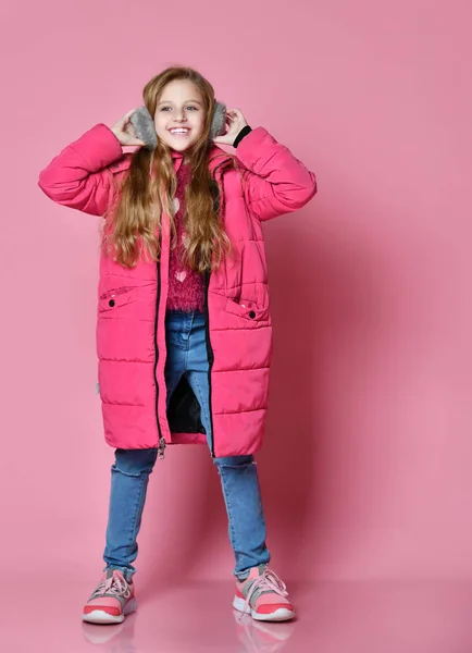 Schattige lachende meisje in bont hoofdtelefoon — Stockfoto