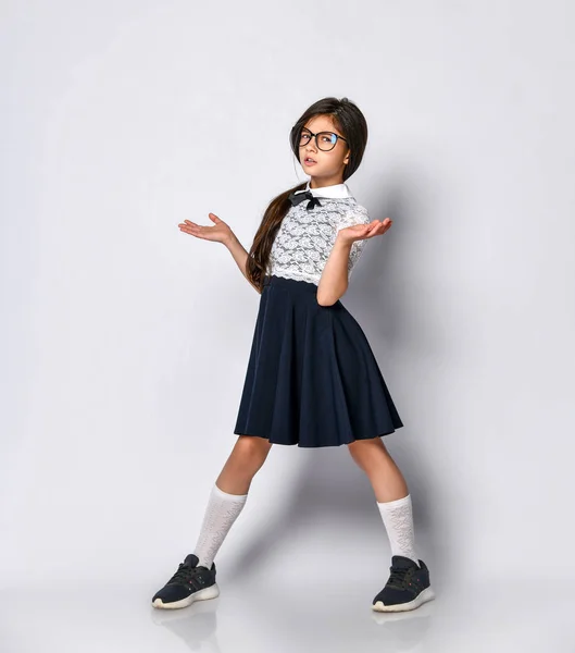 Flicka söt Schoolgirl i Uniform — Stockfoto