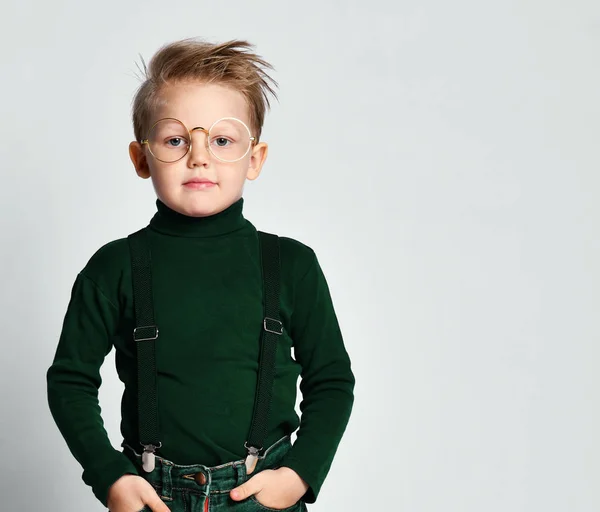 Gözlüklü şık bir çocuğun portresi. Çocuk hafif bir arka plan üzerinde izole edilmiş. Başarı, fikir, bilgi ve çalışma — Stok fotoğraf
