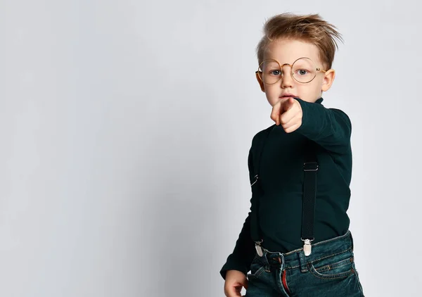 Porträtt av en snygg liten pojke med glasögon. Kid isolerad på en ljus bakgrund. Framgång, idé, kunskap och studie — Stockfoto