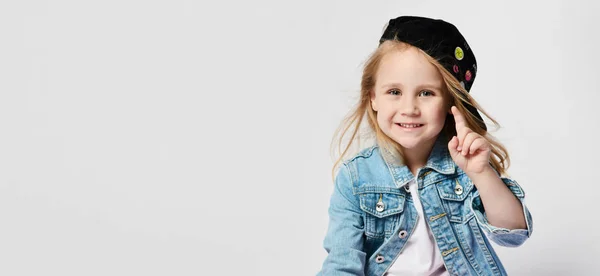 Pouco bonito menina loira em um boné usando uma viseira de volta — Fotografia de Stock