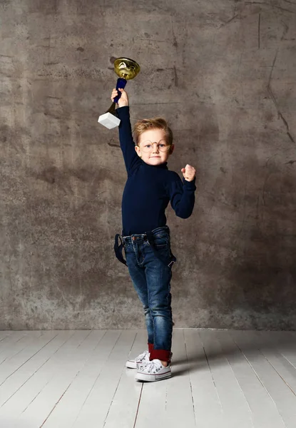 Chlapeček slaví svůj zlatý pohár — Stock fotografie