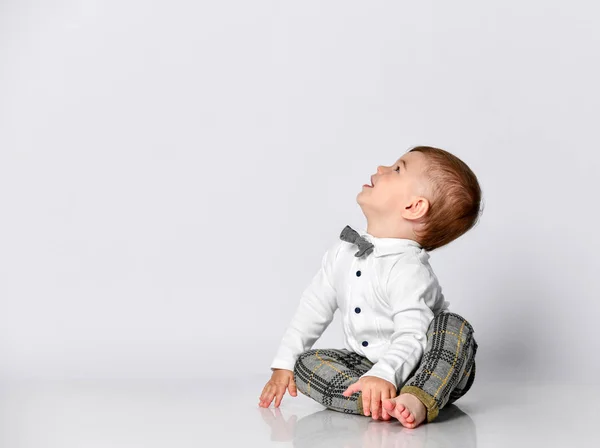 Happy baby. Little boy in a white shirt and bow tie. Children portrait. Stylish man in fashionable a bow-tie. — Stock Photo, Image