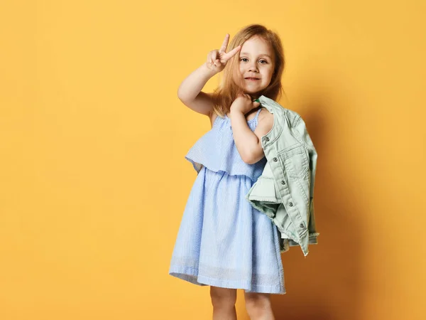 Retrato de longitud completa de una niña linda en un vestido elegante y denim . — Foto de Stock
