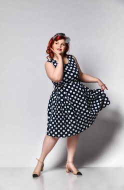 Bir kadın portresi iliştir. Kırmızı dudaklı, manikürlü ve eski moda saç kesimli, eski moda, güzel, şişman kadın.