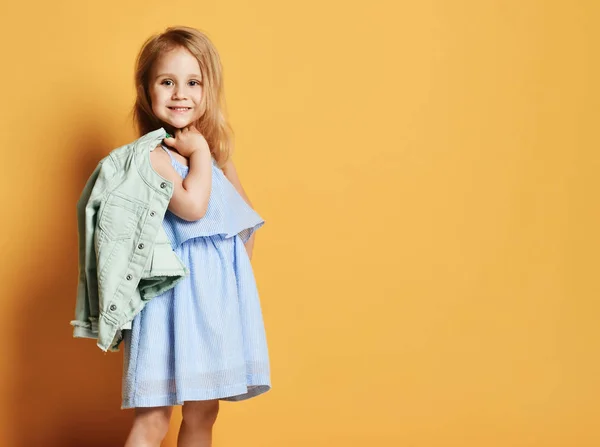 Ganzkörperporträt eines süßen kleinen Mädchens in stylischem Kleid und Jeans. — Stockfoto