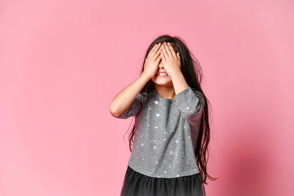 Mooie brunette vrouw bedekken haar gezicht met beide handen — Stockfoto