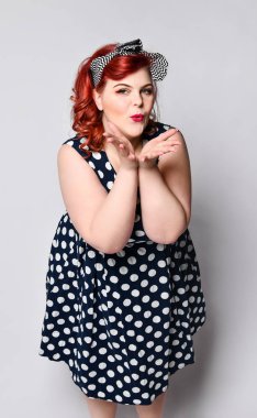 Kadın portreni sabitle. Güzel Retro kadın Polka kırmızı dudaklar ve manikür çivi ve eski moda saç modeli ile elbise nokta