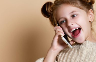 Küçük kız çıplak arka plan cep telefonuyla konuşan