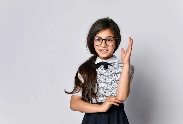 Meisje schattig schoolmeisje in uniform — Stockfoto