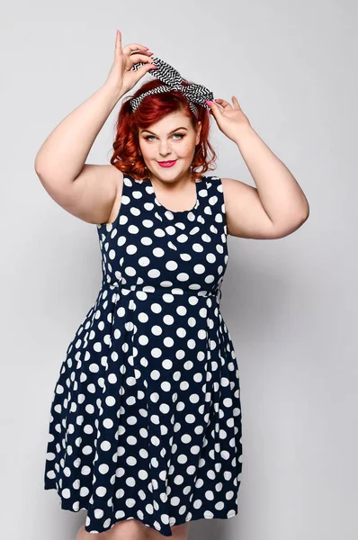 Pin up vrouw portret. Mooie retro vrouw in polka dot jurk met rode lippen en manicure nagels en oude fshion kapsel — Stockfoto